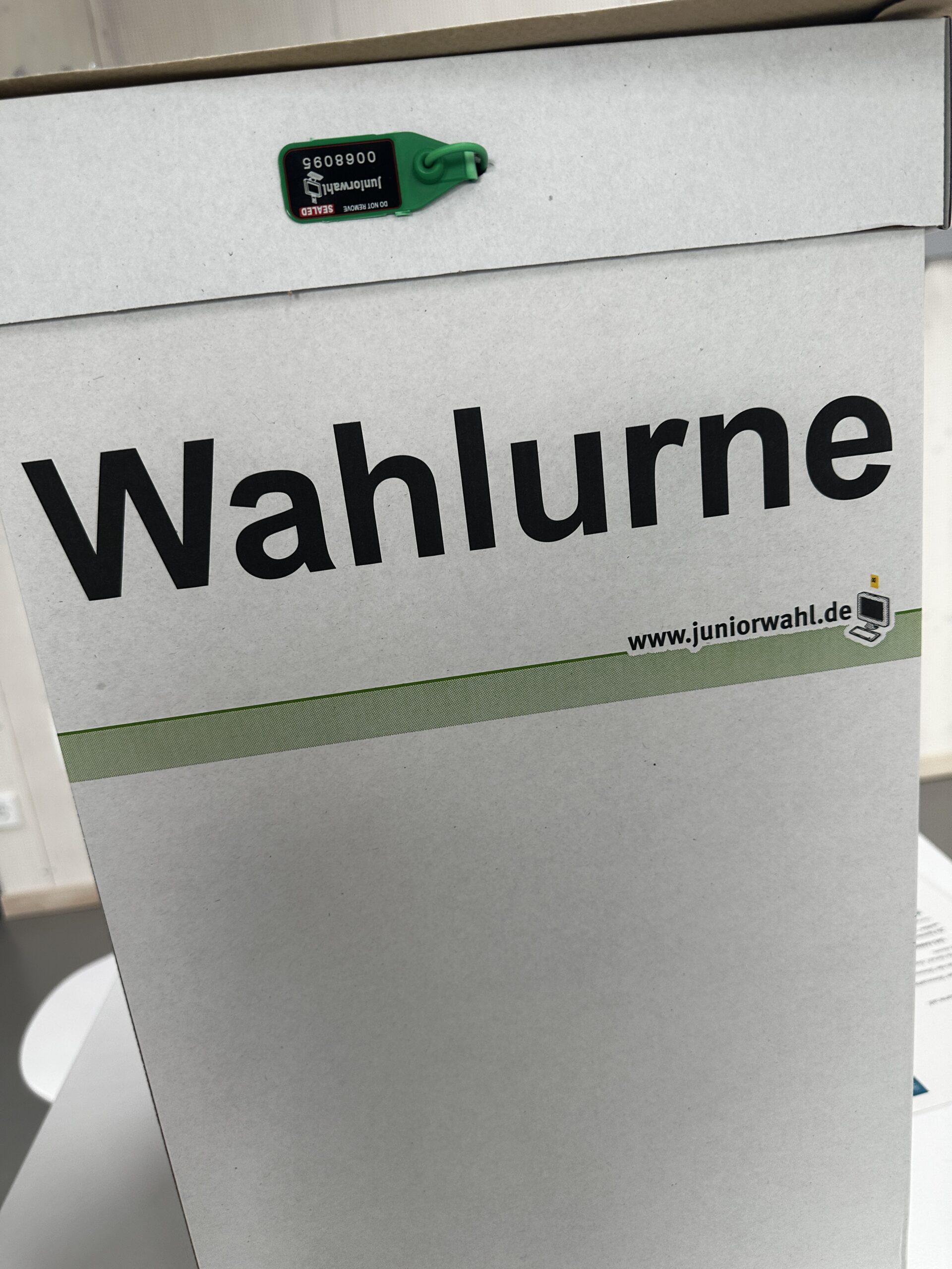Foto einer Wahlurne mit der Aufschrift Wahlurne